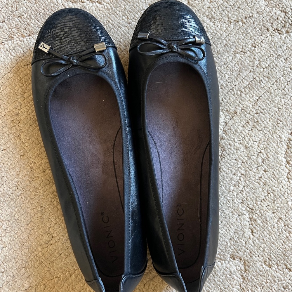 Vionic Women's Black Textured Flats Loafers Ballet flat Good for Work size 9